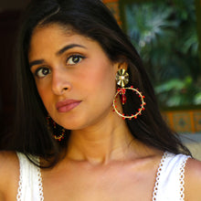 Cargar imagen en el visor de la galería, ARETES FLORA