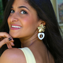 Cargar imagen en el visor de la galería, ARETES METALIZADOS