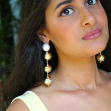 Cargar imagen en el visor de la galería, ARETES METALIZADOS