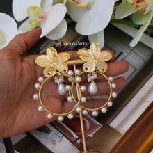 Cargar imagen en el visor de la galería, ARETES FLORA