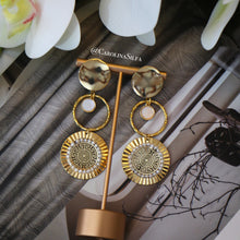 Cargar imagen en el visor de la galería, ARETES METALIZADOS