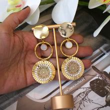 Cargar imagen en el visor de la galería, ARETES METALIZADOS