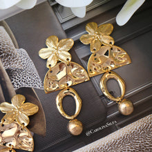 Cargar imagen en el visor de la galería, ARETES METALIZADOS