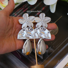 Cargar imagen en el visor de la galería, ARETES LUNA PLATA